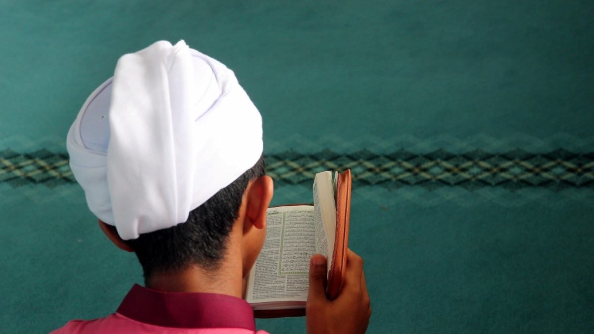Ein Muslim liest aus dem Koran: W&auml;hrend des Fastenmonats Ramadan stehen Gebete im Vordergrund, auf Essen und Trinken wird dagegen verzichtet. (Foto)