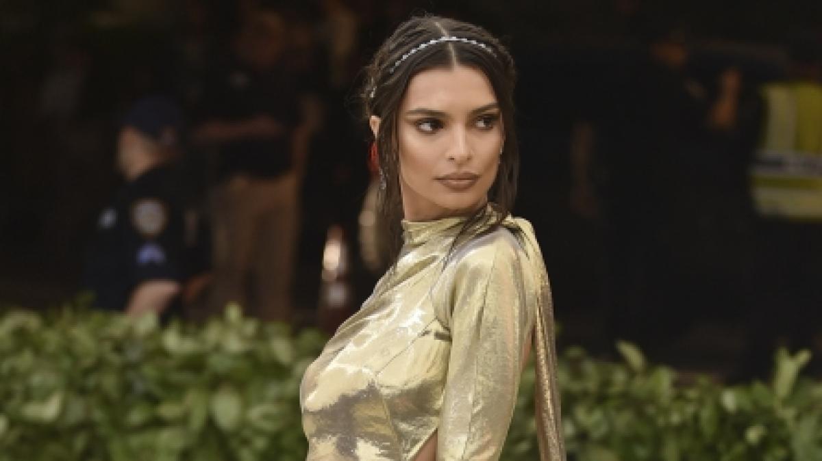 Emily Ratajkowski macht ihre Fans mit einem halbnackten Hingucker im Netz sprachlos. (Foto)