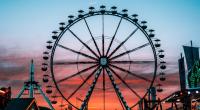 Ein Stromausfall legte ein Riesenrad in einem US-Freizeitpark lahm.