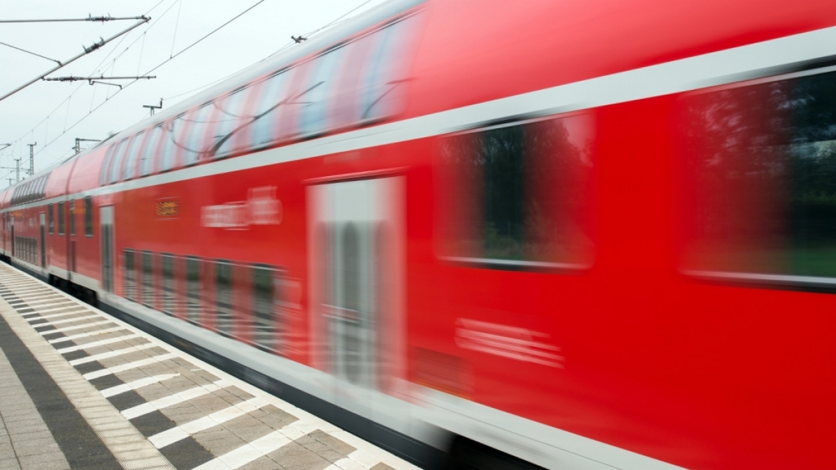 In Freiburg wird ein 16-J&auml;hriger vom Zug erfasst und get&ouml;tet. (Symbolbild) (Foto)