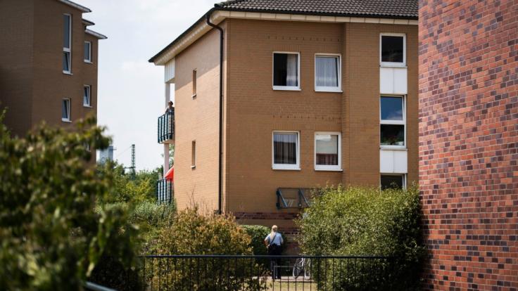 Nach dem Tod eines sieben Jahre alten Mädchens in Düsseldorf-Rath rückte das Sondereinsatzkommando der Polizei an.