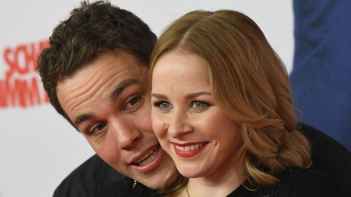 Die Schauspielerin Jasmin Schwiers (r) und ihr Mann Jan van Weyde vor der Premiere des Kinofilms "Schatz, nimm du sie!" 2017 auf dem roten Teppich. (Foto)