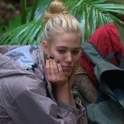 Den anderen Campern ist die faule Larissa ein Dorn im Auge.