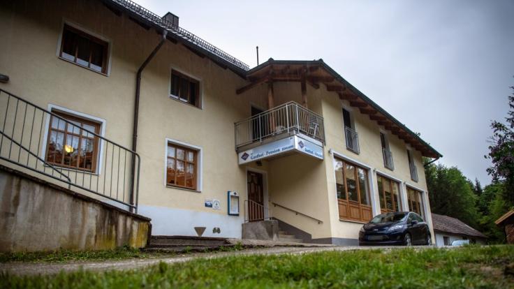 Eine Pension steht nahe der Ilz. Drei tote Personen sind in einem Zimmer der Pension gefunden worden.