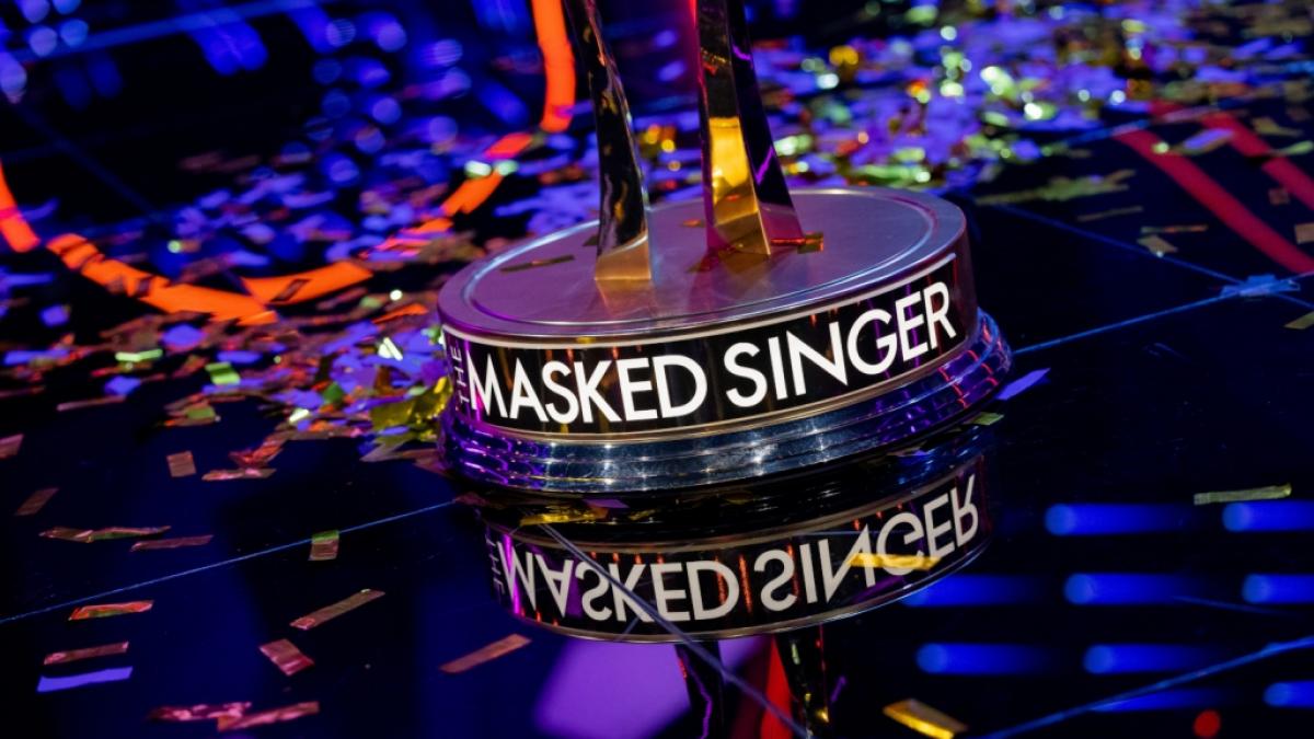 Der glitzernde Wanderpokal von "The Masked Singer" kam am 24. April 2022 in neue H&auml;nde - auch wenn das Finale der Musikshow nicht ohne Pannen ablief. (Foto)