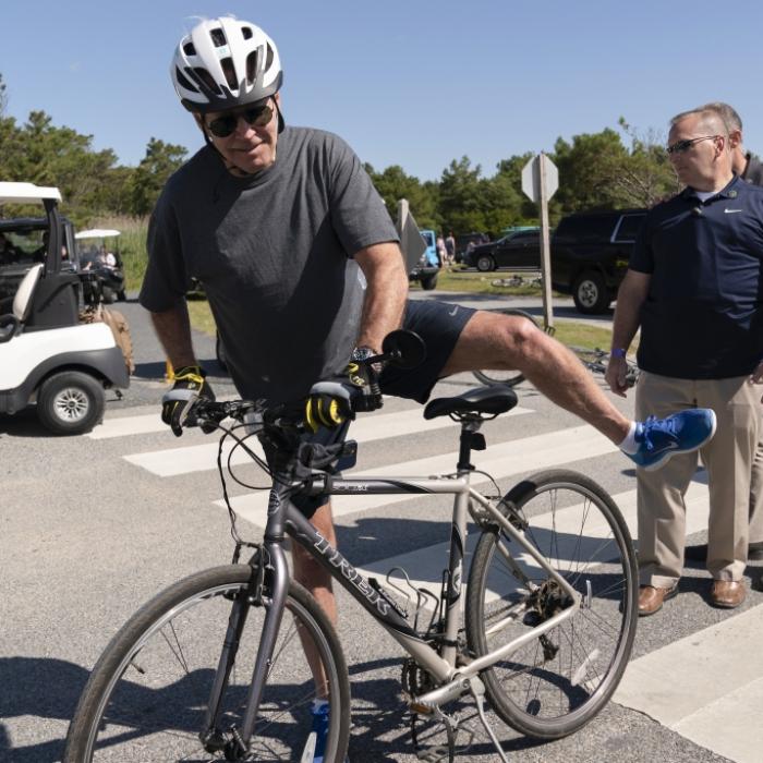Nach Fahrrad-Fiasko: US-Präsident hüpft vor Kirche auf und ab!