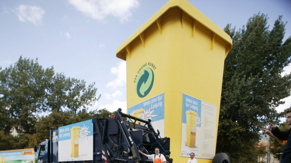 Da geht mehr rein: Mit einer zw&ouml;lfMeter hohen Tonne machten die Stadt Leipzig, die ALBALeipzig und die DualesSystem Deutschland  auf den Start des Pilotprojekts 2004 inLeipzig aufmerksam. (Foto)