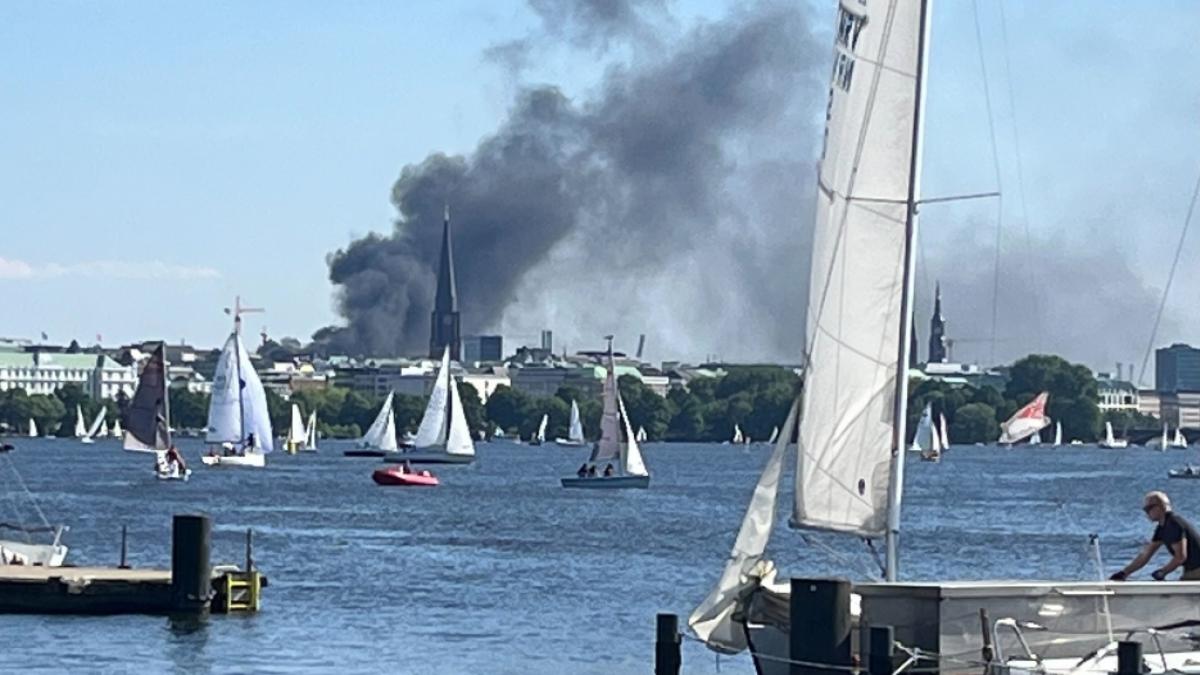 In der Hamburger Hafencity stieg am Freitag Rauch auf. (Foto)