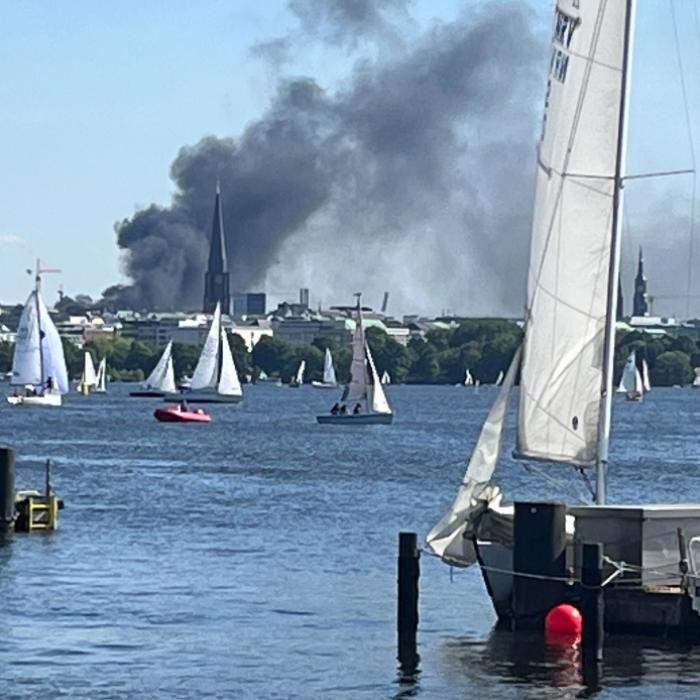 Mega-Rauchwolke schockt Hamburg! Polizei vermutet Arbeitsunfall