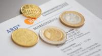 Der Rundfunkbeitrag soll ab 2025 vorläufigen Berechnungen von Finanzexperten zufolge auf 18,94 Euro steigen.