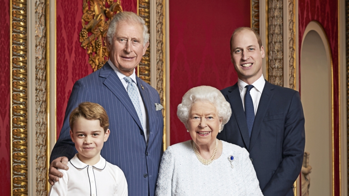 Prinz Charles (l-r, hinten), Prinz von Wales, Prinz William, Herzog von Cambridge, Prinz George (l-r, vorne) und K&ouml;nigen Elizabeth II. stehen nebeneinander. (Foto)