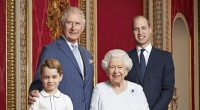 Prinz Charles (l-r, hinten), Prinz von Wales, Prinz William, Herzog von Cambridge, Prinz George (l-r, vorne) und Königen Elizabeth II. stehen nebeneinander.