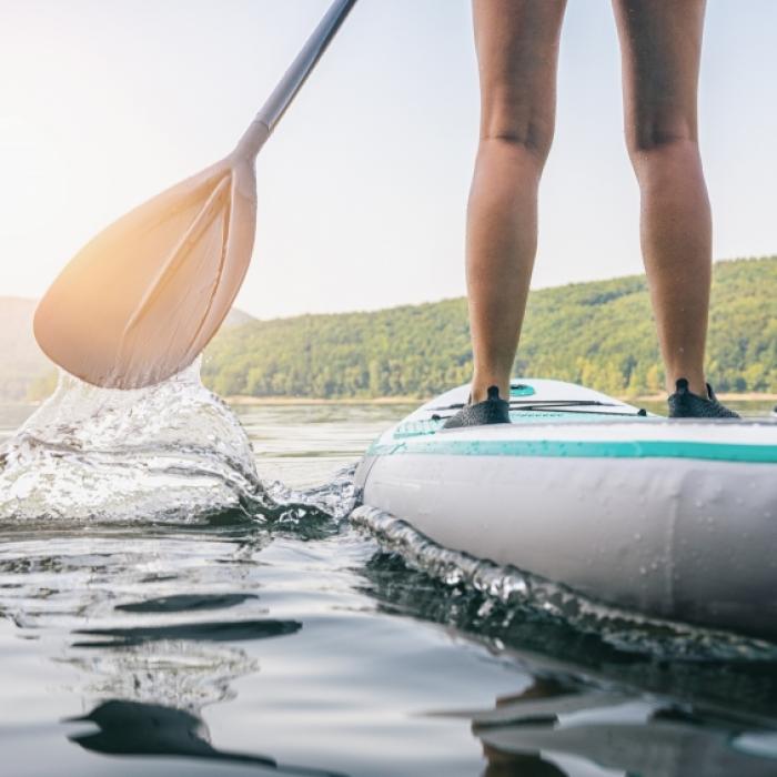 Stand-up-Paddlerin stürzt ins Wasser! Frau (58) stirbt im Urlaub