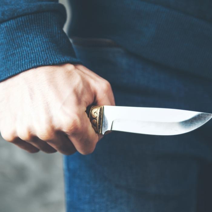 Mann sticht vor Bar auf Jugendliche ein - Täter (17) stellt sich
