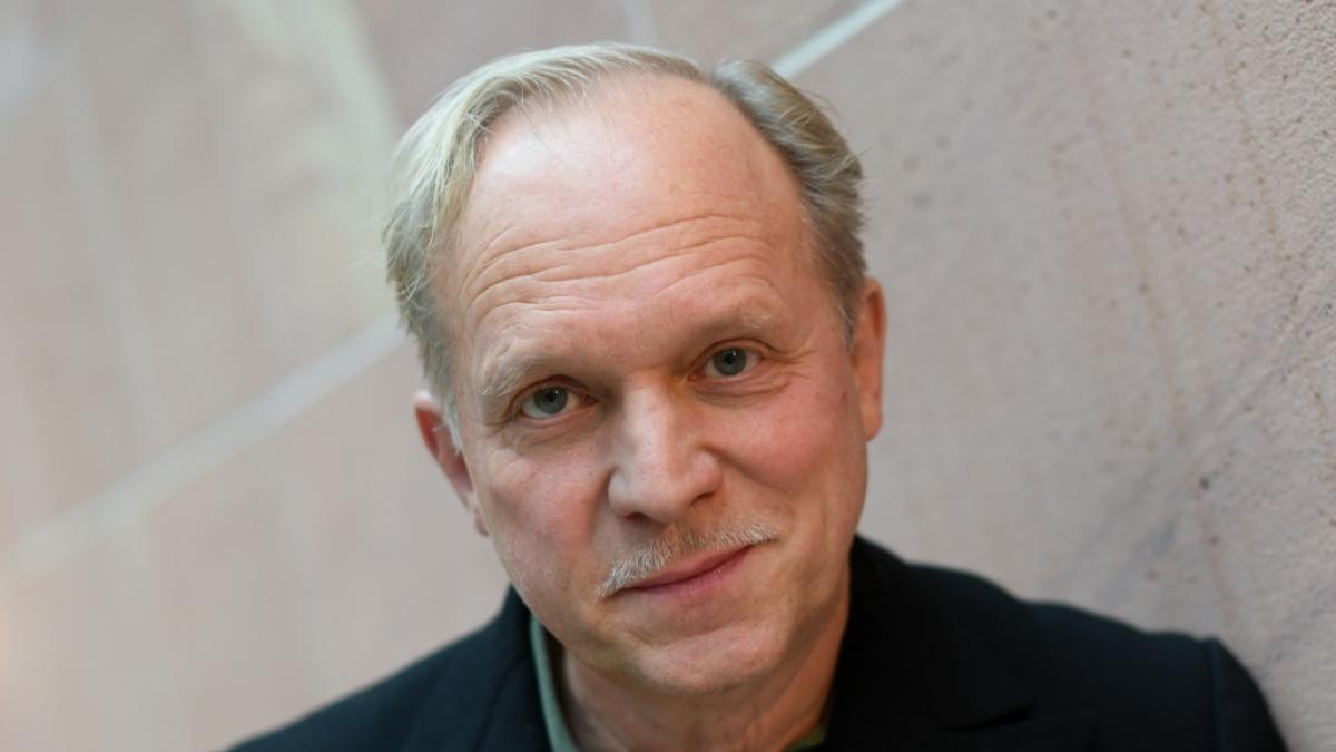 Ulrich Tukur hat nicht nur in seinen Filmen mit Trag&ouml;dien zu tun. (Foto)
