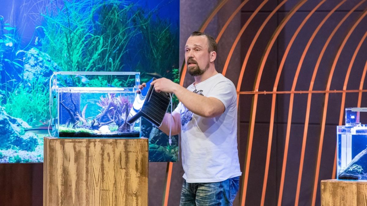 Gr&uuml;nder Dennis Vietze stellt in "Die H&auml;hle der L&ouml;wen" seinen innovativen Aquariumfilter Aquakallax vor. (Foto)