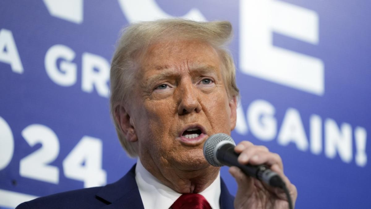 Donald Trump irrt wegen einer Mikrofon-Panne auf der B&uuml;hner in Detroit umher. (Foto)