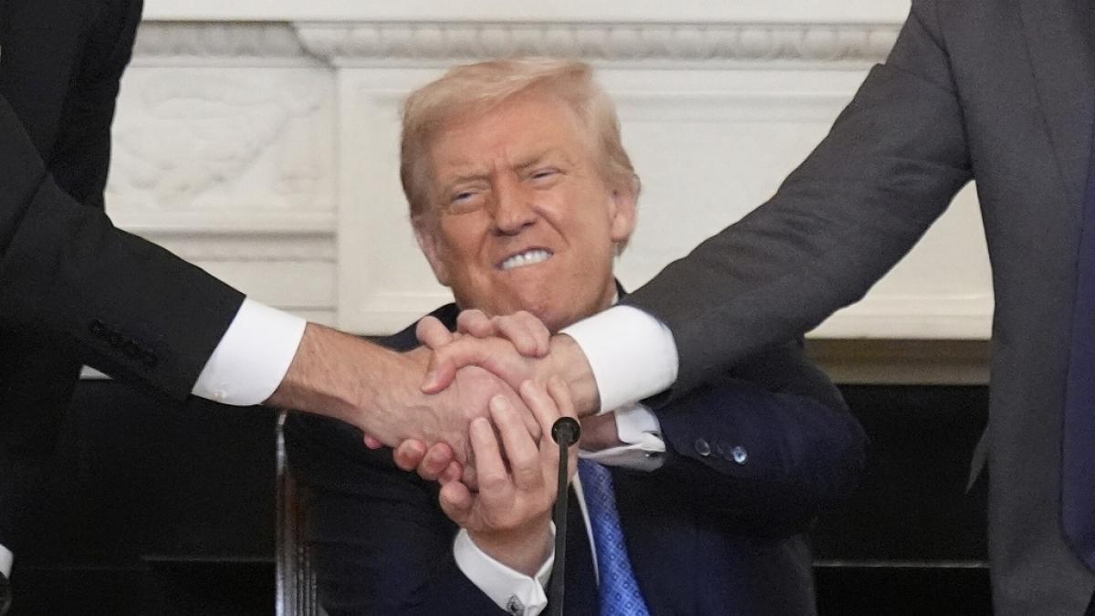 US-Pr&auml;sident Donald Trump (M) sch&uuml;ttelt die H&auml;nde von Armeniens Ministerpr&auml;sident Paschinjan (r) und Aserbaidschans Pr&auml;sident Aliyev w&auml;hrend einer trilateralen Unterzeichnungszeremonie im State Dining Room des Wei&szlig;en Hauses. (Foto)