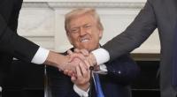US-Präsident Donald Trump (M) schüttelt die Hände von Armeniens Ministerpräsident Paschinjan (r) und Aserbaidschans Präsident Aliyev während einer trilateralen Unterzeichnungszeremonie im State Dining Room des Weißen Hauses.
