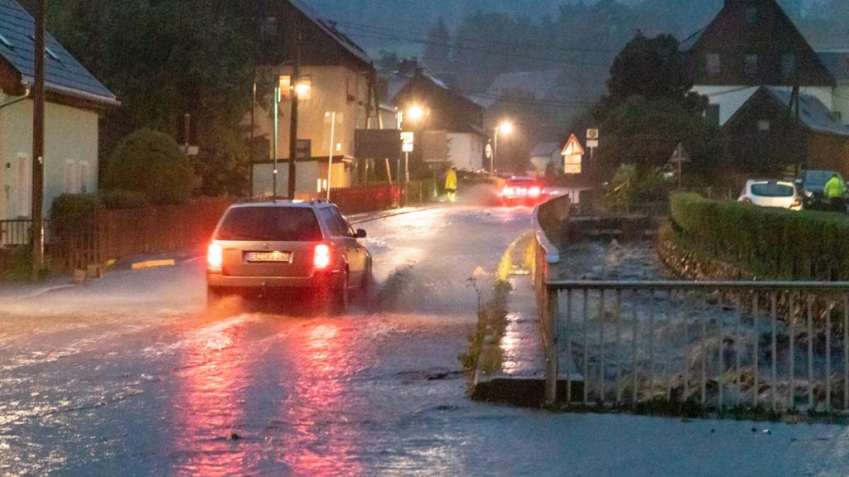 Wasser steht auf der Stra&szlig;e im Ortsteil Steinbach. Ein heftiges Unwetter war &uuml;ber der Stadt niedergegangen. (Foto)