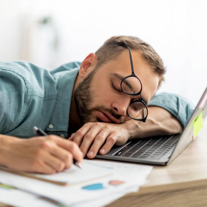 Mit der richtigen Ernährung das Mittagstief im Büro überlisten