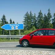 Wenn Personen mit Reiseübelkeit mitfahren, sind regelmäßige Pausen bei einer Autofahrt sehr wichtig.