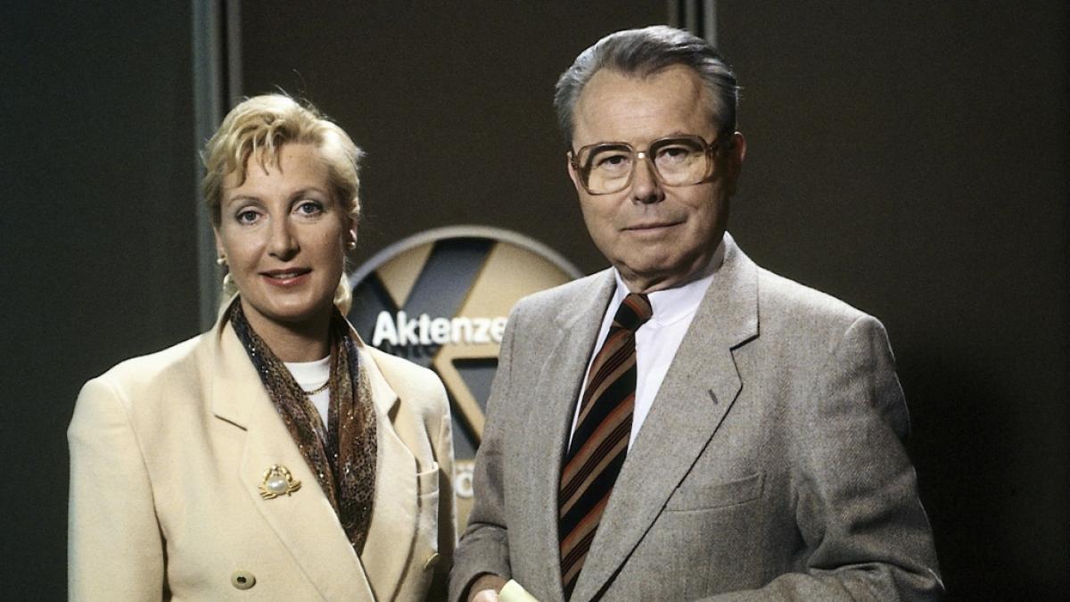 Sabine Zimmermann moderierte Seite an Seite mit ihrem Adoptivvater Eduard Zimmermann "Aktenzeichen XY ... ungel&ouml;st". (Foto)