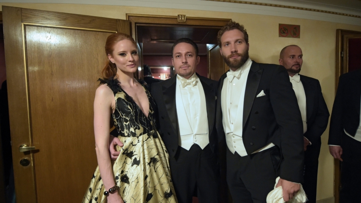 Barbara Meier (links), zusammen mit ihrem Mann, dem Unternehmer Klemens Hallmann (Mitte) und dem australischen Schauspieler Jai Courtney beim Wiener Opernball am 4. Februar 2016. (Foto)