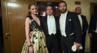 Barbara Meier (links), zusammen mit ihrem Mann, dem Unternehmer Klemens Hallmann (Mitte) und dem australischen Schauspieler Jai Courtney beim Wiener Opernball am 4. Februar 2016.