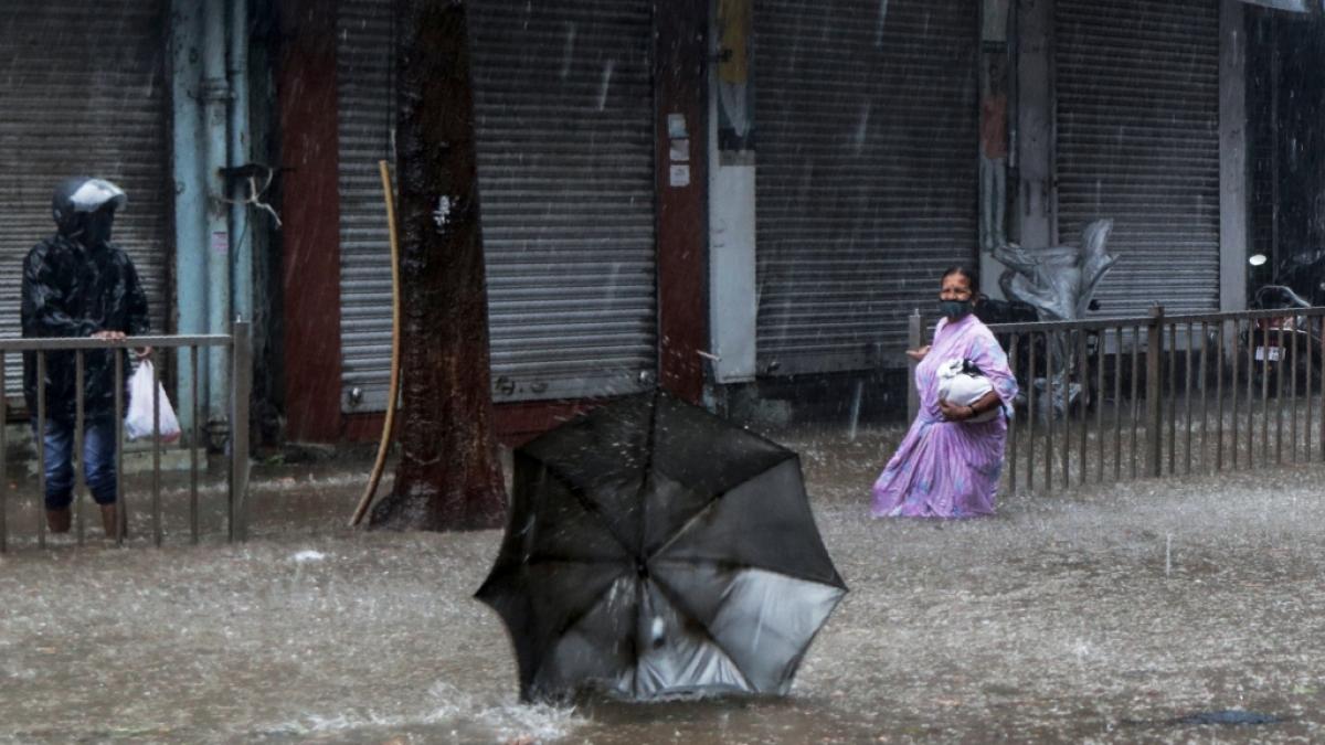 Etliche Stra&szlig;en Indiens wurden durch den Sturm &uuml;berflutet. (Foto)