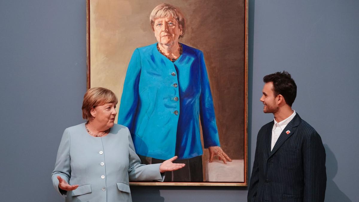 Angela Merkel und der K&uuml;nstler J&eacute;r&eacute;mie Queyras enth&uuml;llen das Portrait der fr&uuml;heren Kanzlerin f&uuml;r die Ahnengalerie im Bundeskanzleramt. (Foto)