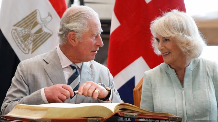 Prinz Charles würde seiner Ehefrau Camilla gern einen großen Wunsch erfüllen - doch Experten warnen den Thronfolger davor, die Entscheidung übers Knie zu brechen. (Foto)
