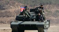 Zusammen mit seiner Tochter Kim Ju-ae fährt Kim Jong mit einem Panzer auf einem militärischen Ausbildungsstützpunkt.