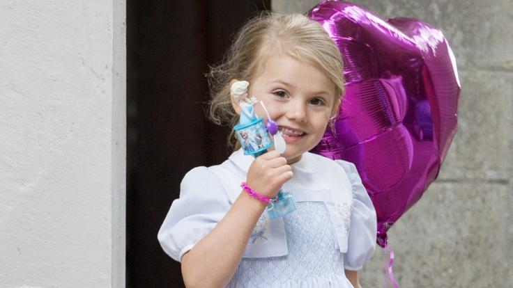 Die älteste Tochter von Schwedens Kronprinzessin Victoria heißt mit vollem Namen Prinzessin Estelle Silvia Ewa Mary.