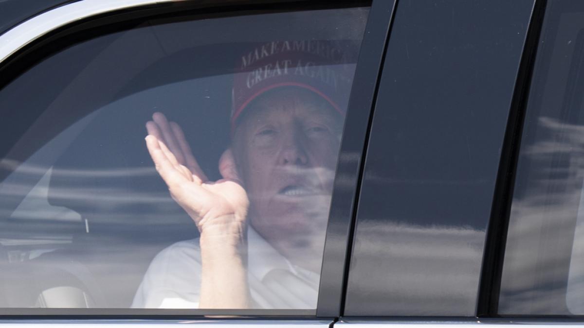Donald Trump winkt aus seiner Limousine, als er den Trump International Golf Club verl&auml;sst. Ein Video, das ihn beim Golfspielen zeigt, macht den US-Pr&auml;sidenten aktuell zum Gesp&ouml;tt. (Foto)