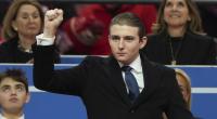 Barron Trump gestikuliert bei einer Veranstaltung mit Parade zur Amtseinführung von US-Präsident Trump in der Capital One Arena.