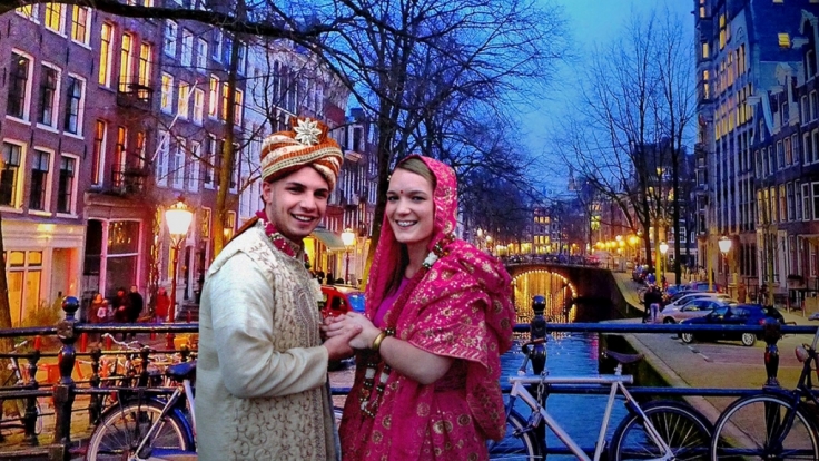 Amy und Pietro heiraten in Partylaune spontan in Holland nach einem hinduistischen Ritual uns schocken damit am nächsten Tag den armen Papa von Amy.