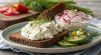 Ein Hersteller ruft aktuell körnigen Frischkäse zurück.