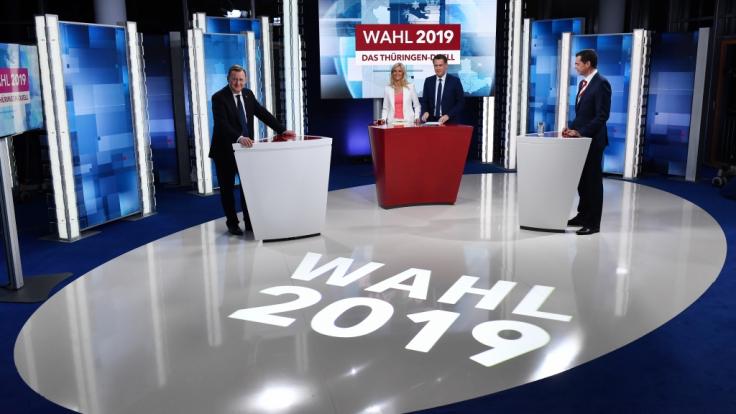 Bodo Ramelow (l, Die Linke), Ministerpräsident von Thüringen und Mike Mohring (r), CDU-Landes- und Fraktionschef stehen sich beim