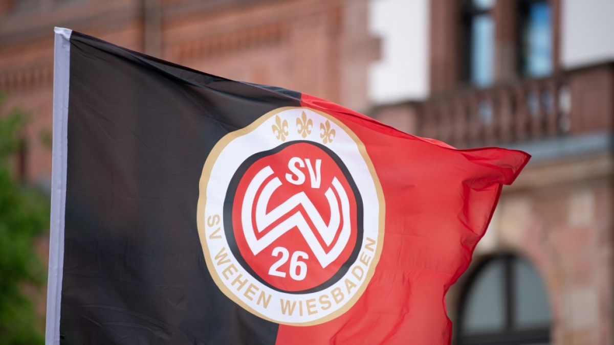 Die Fahne des SV Wehen Wiesbaden ist eines der Zeichen, mit denen sich Fans des Vereins erkennbar machen. (Symbolbild) (Foto)