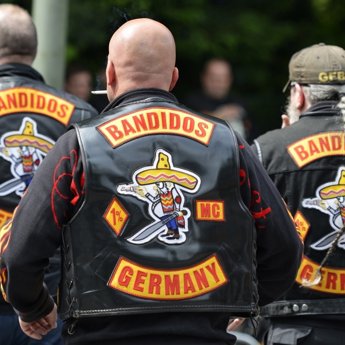Transe stolziert mit gestohlener Rocker-Weste durch Hamburg