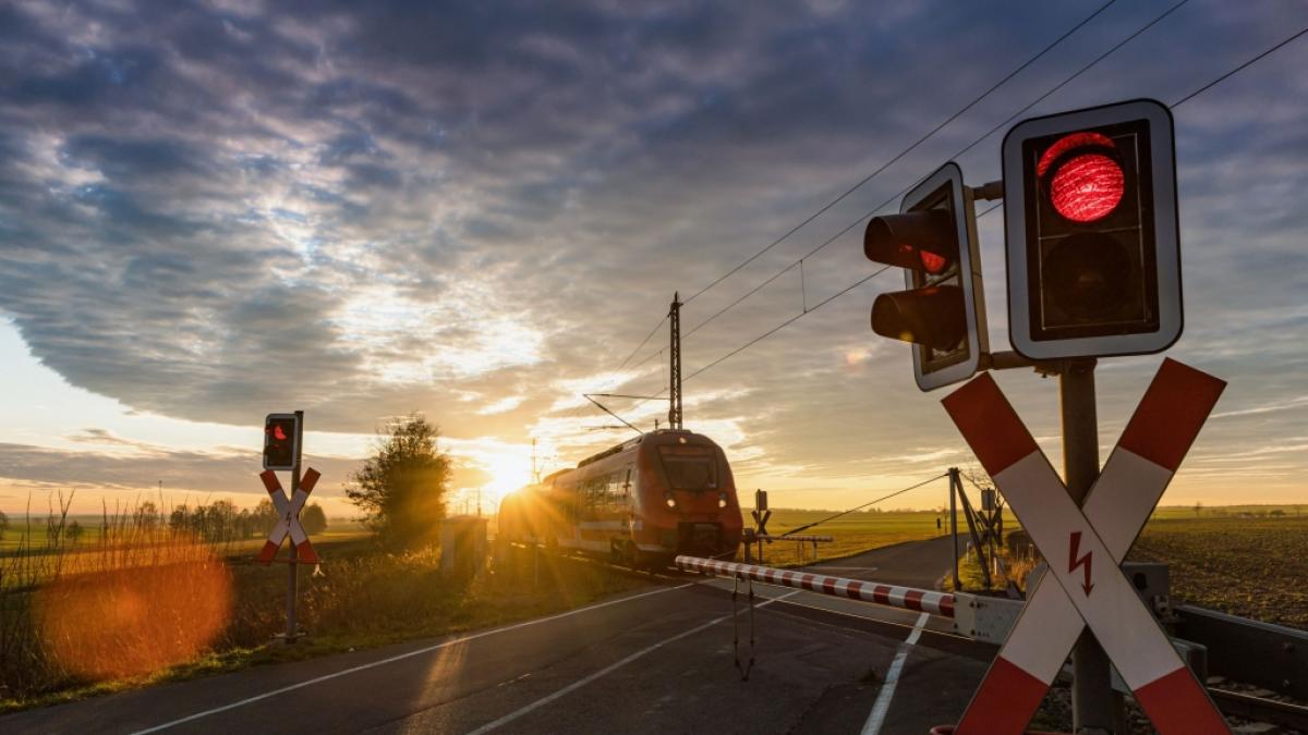 Ein Familienvater starb nach einem schweren Zugunfall an einem Berliner Bahn&uuml;bergang. (Symbolfoto) (Foto)