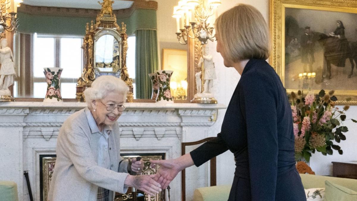 Gibt das letzte Foto der Queen Aufschluss &uuml;ber ihre Todesursache? (Foto)