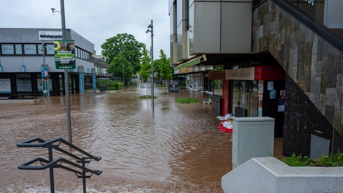 Das Hochwasser der Theel hat Teile der Innenstadt von Lebach &uuml;berflutet. (Foto)