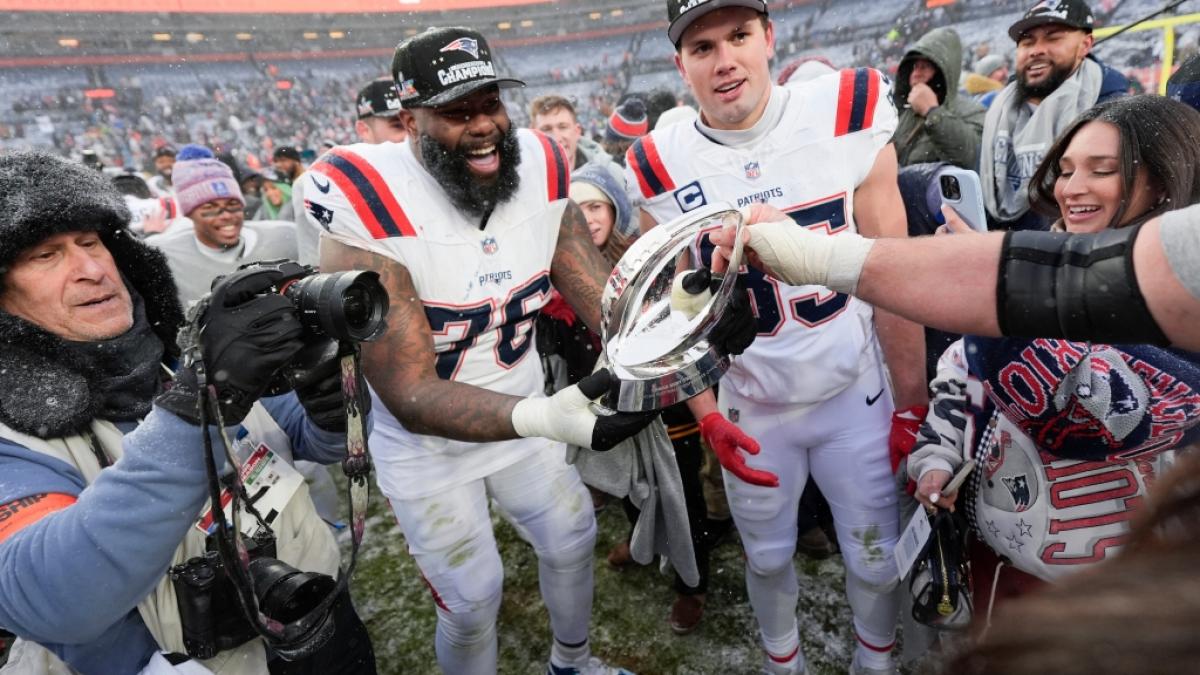 Hunter Henry (r) und Morgan Moses (l9 erhalten die Championship Troph&auml;e, am 25.01.2026. (Symbolbild) (Foto)