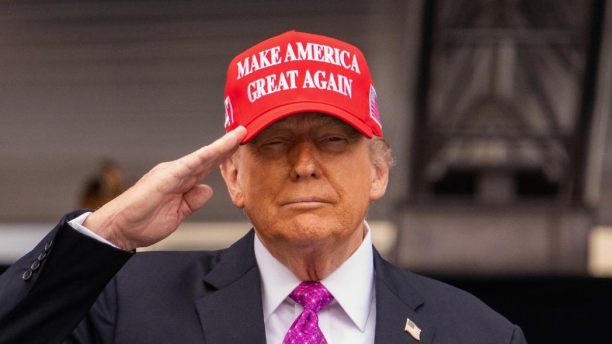 Donald Trump trug w&auml;hrend der Abschlusszeremonie ein Maga-Basecap. (Foto)