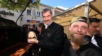 Markus Söder amüsiert sich köstlich beim Schweine-Wettgrillen in Viechtach.