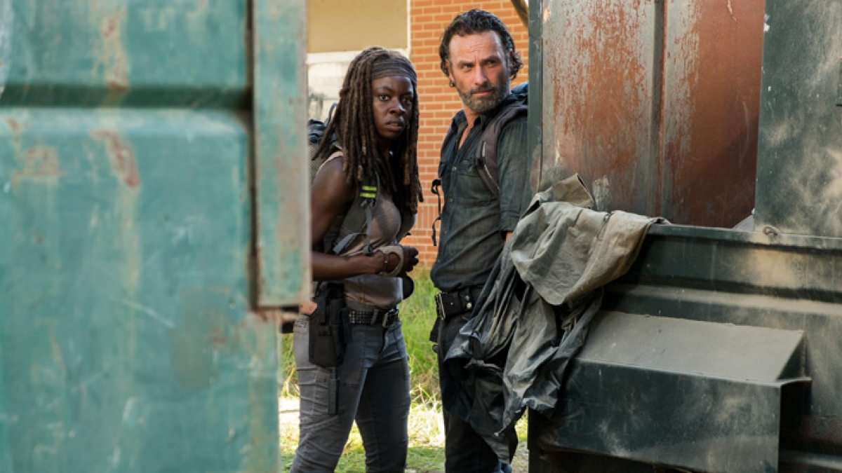 Rick und Michonne gehen auf Entdeckungstour und suchen Waffen. (Foto)