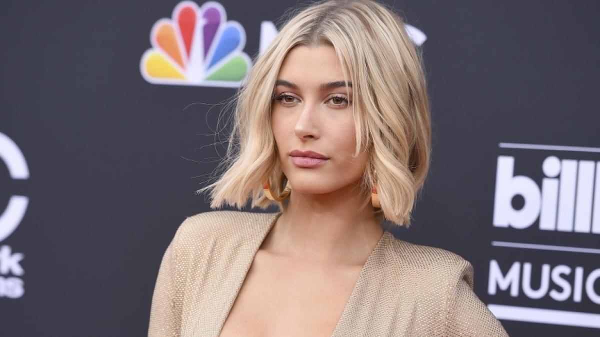 Hailey Bieber zeigte sich zuletzt ganz entspannt am Traumstrand. (Foto)