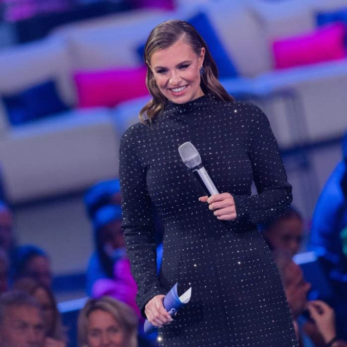 Mit ihrem Outfit begeistert Laura Wontorra die Fans